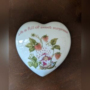 Vintage 80's Strawberry Shortcake Porcelain Heart Shaped Trinket Jewelry Box